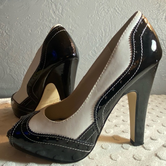 Vintage KAROLYN Black and white Spectator Pumps - Picture 14 of 16